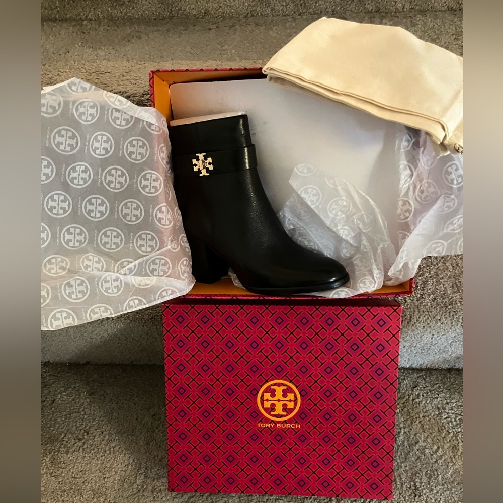 NWB TORY BURCH T-LOCK PERFECT BLACK Ankle Boots with Dust Bag Size 8